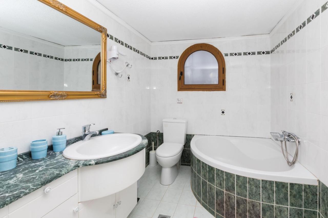Beachfront Family Villa Katerina With Private Pool, Playground, Bbq & Amazing Sea Views! Petres  外观 照片
