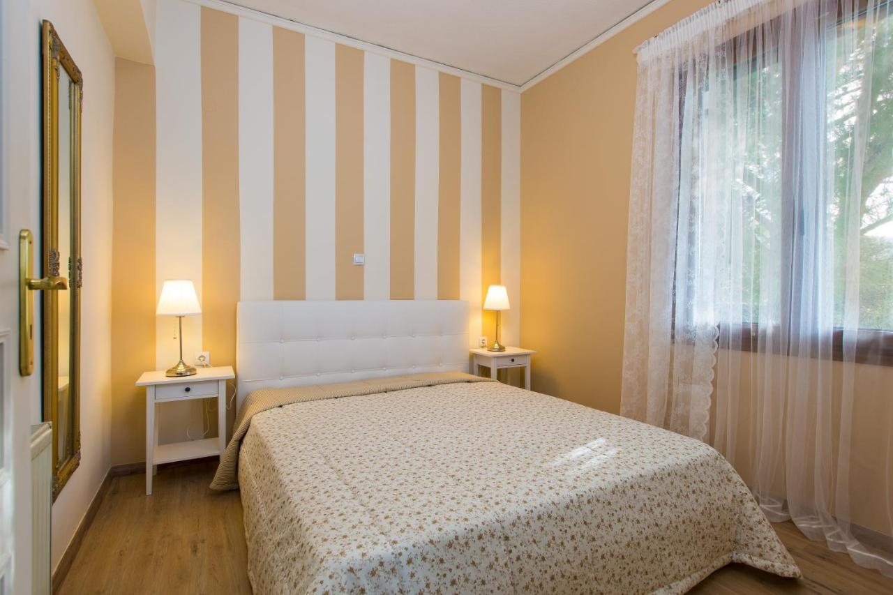 Beachfront Family Villa Katerina With Private Pool, Playground, Bbq & Amazing Sea Views! Petres  外观 照片