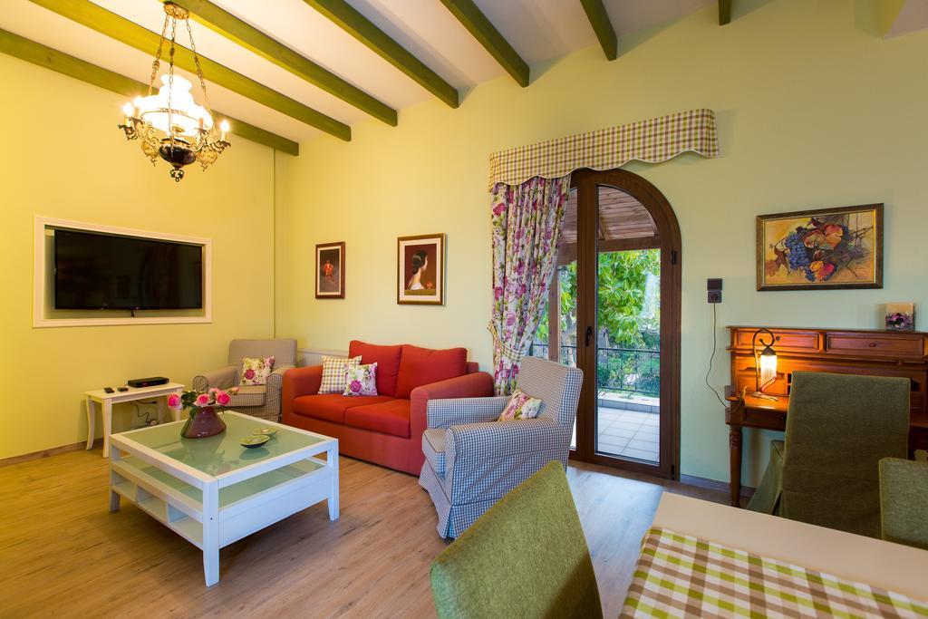 Beachfront Family Villa Katerina With Private Pool, Playground, Bbq & Amazing Sea Views! Petres  外观 照片