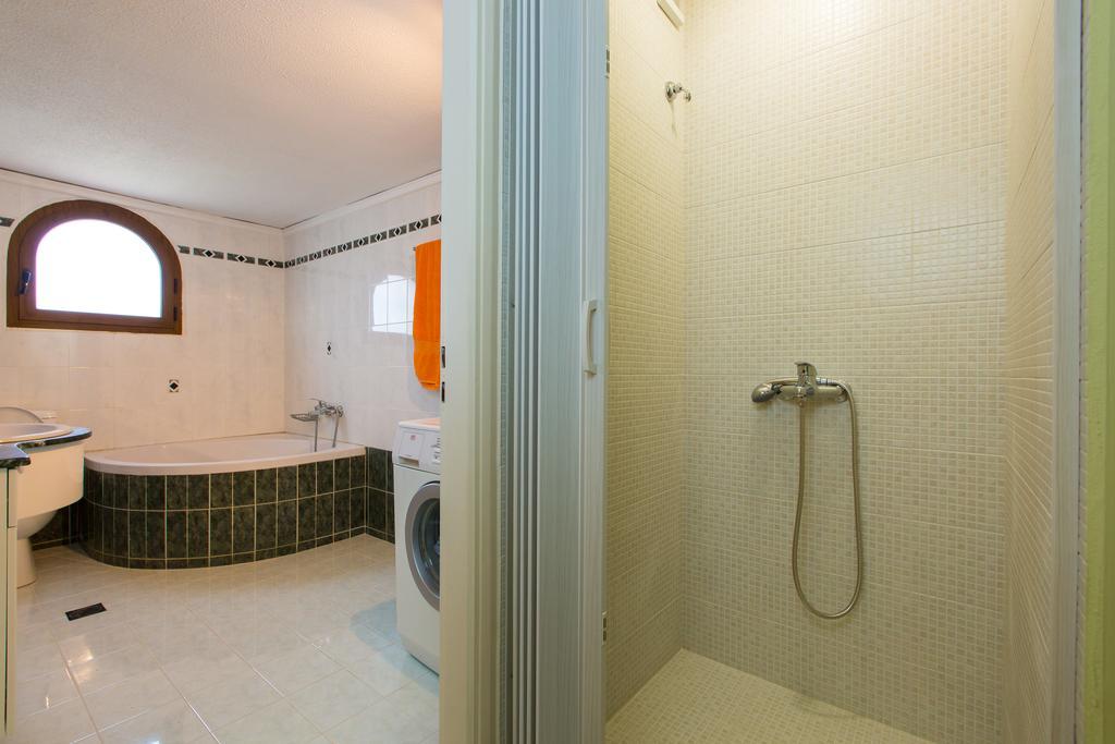 Beachfront Family Villa Katerina With Private Pool, Playground, Bbq & Amazing Sea Views! Petres  外观 照片