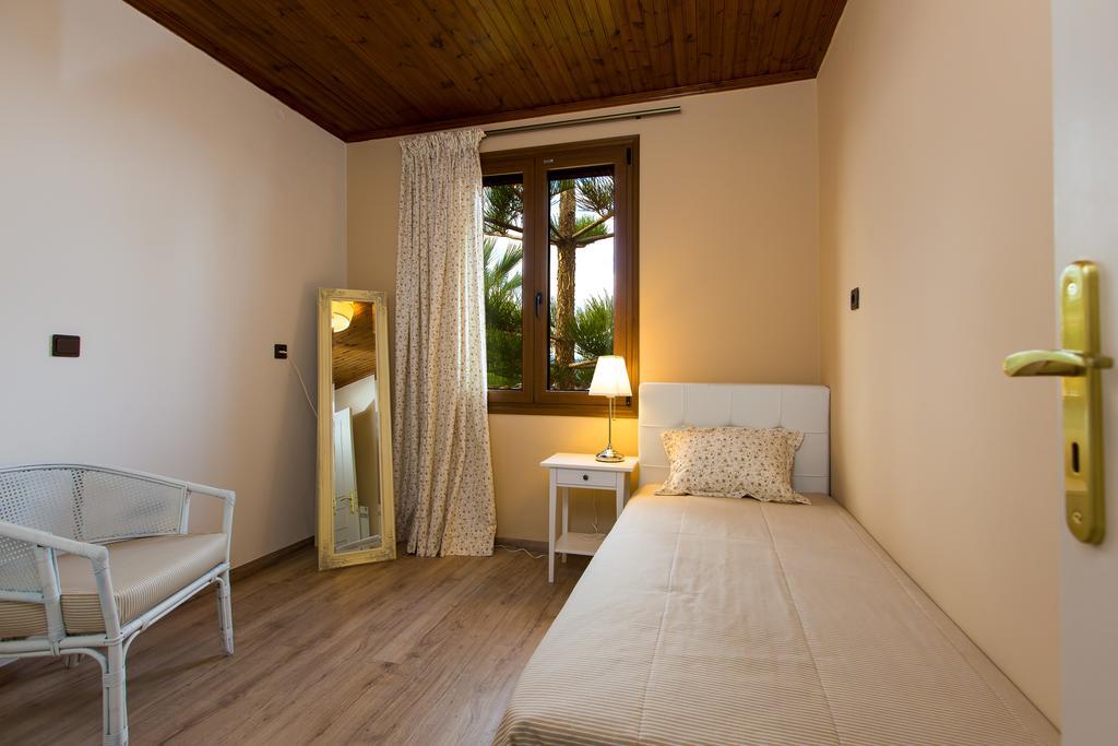 Beachfront Family Villa Katerina With Private Pool, Playground, Bbq & Amazing Sea Views! Petres  外观 照片